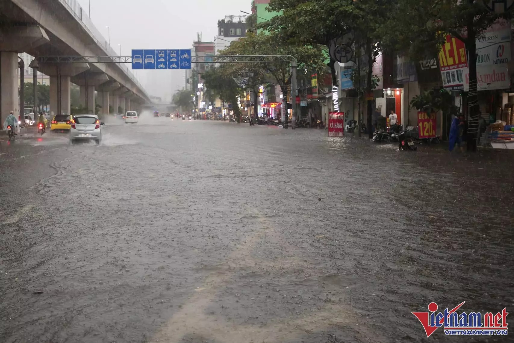 Khu vực đường Nguyễn Trãi ngập cả đoạn dài