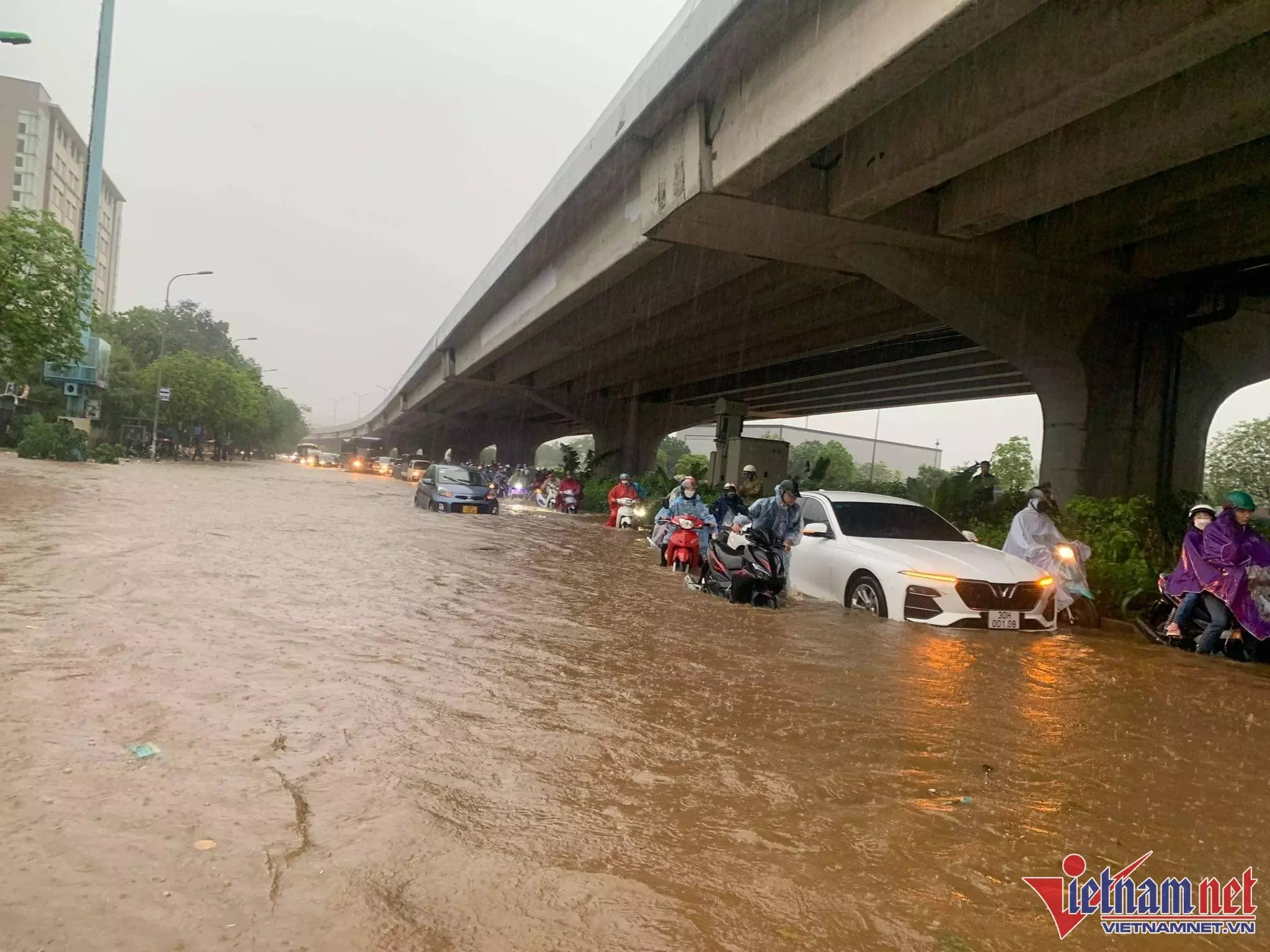 Đường Phạm Hùng ngập nửa mét nước