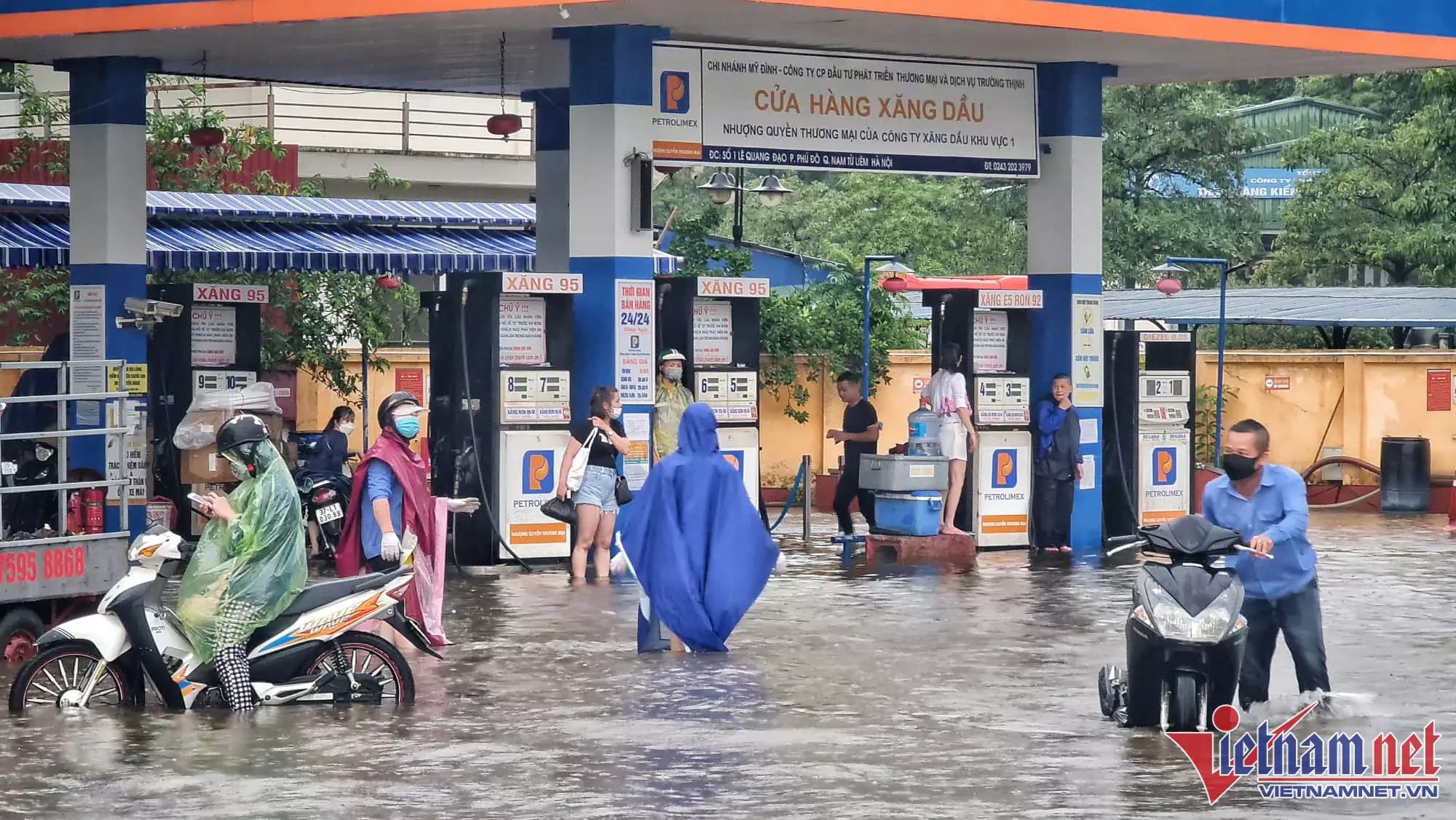 Cây xăng trên đường Lê Quang Đạo phải tạm dừng hoạt động vì nước ngập sâu, các xe khó tiếp cận.