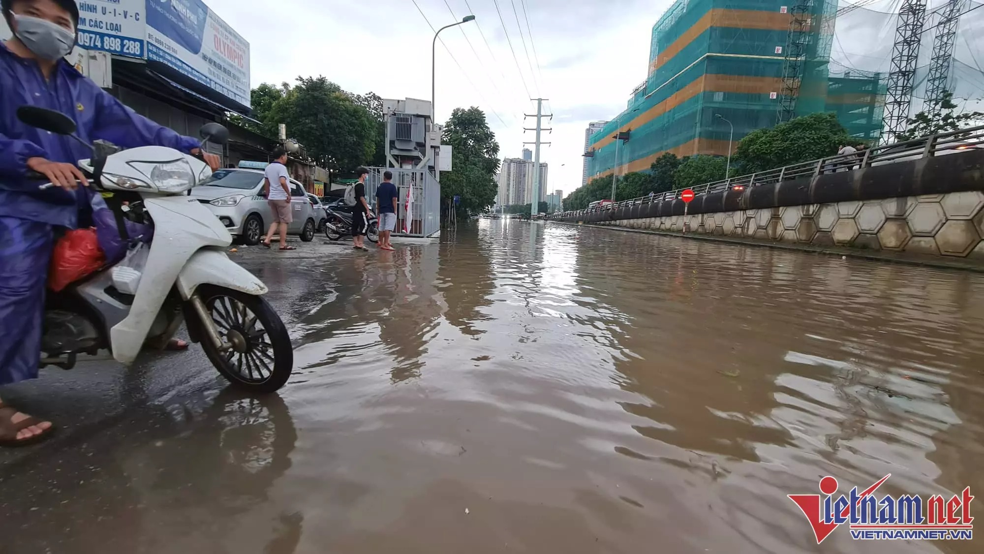 Đường Châu Văn Liêm giao Đại lộ Thăng Long ngập sâu, nhiều người không dám đi qua.