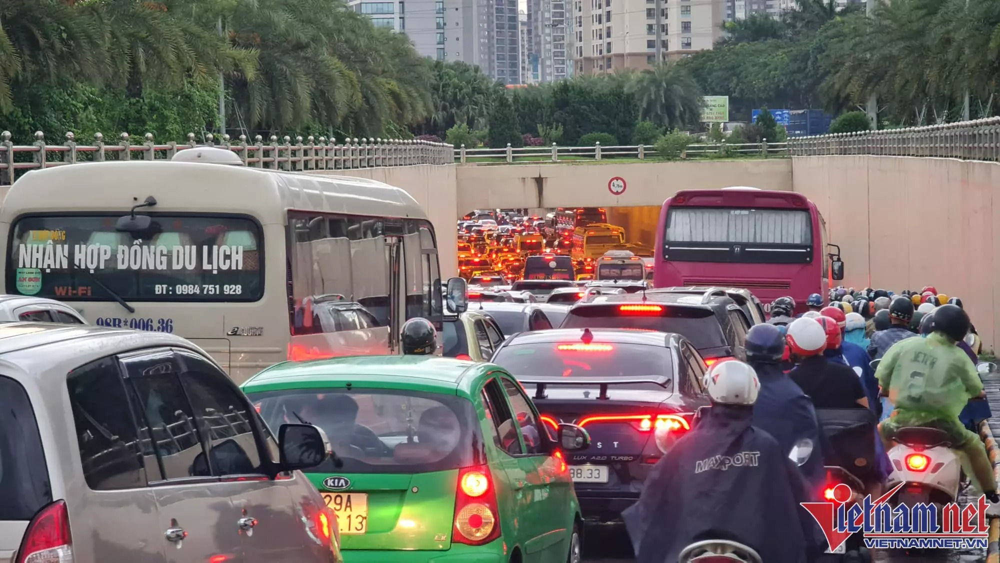 Hàng trăm phương tiện chôn chân ở hầm chui Trung Hòa