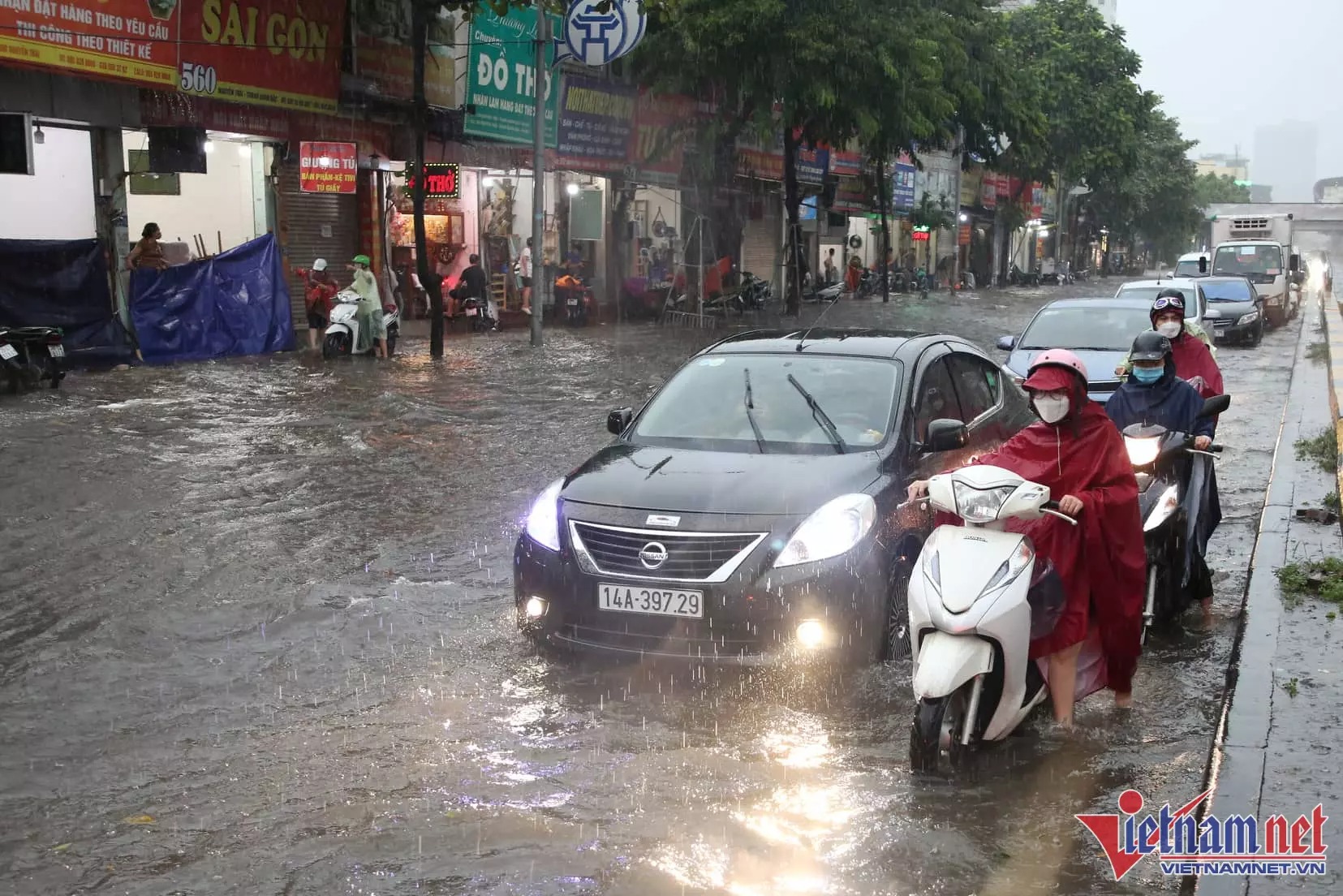 Đường phố ngập nước, người dân phải dắt xe