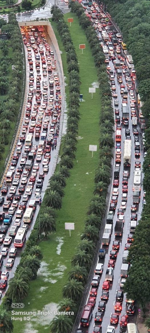 Sau cơn mưa lớn, rất nhiều tuyến đường bị ùn tắc nghiêm trọng do ngập nặng