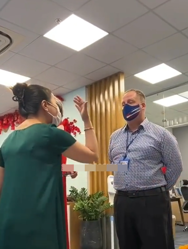 Phụ huynh (áo xanh) đến đối chất trực tiếp với lãnh đạo nhà trường sau vụ con gái bị bạn học đánh