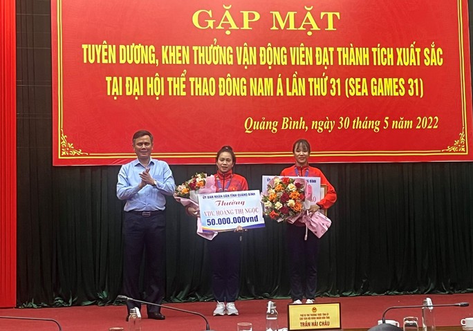 Chủ tịch UBND tỉnh Quảng Bình tặng thưởng cho 2 VĐV đạt thành tích xuất sắc tại SEA Games 31
