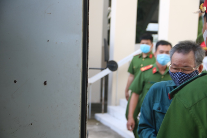 Bị cáo Thành che mặt, nhanh chóng rồi tòa lên xe chiều 30-5