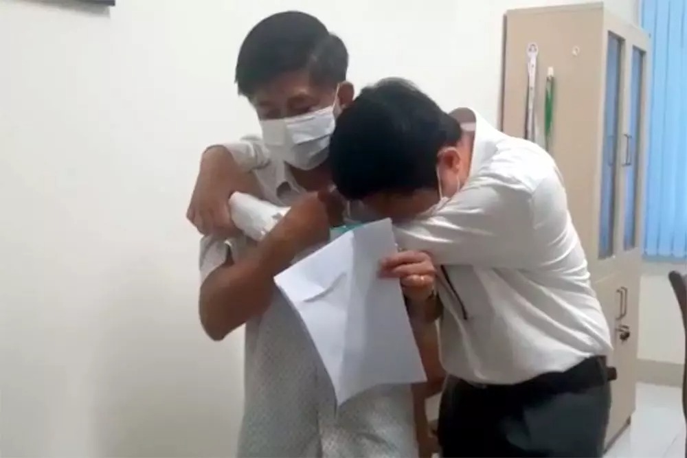 Giám đốc CDC Đắk Lắk khóc nức nở. Ảnh cắt từ clip