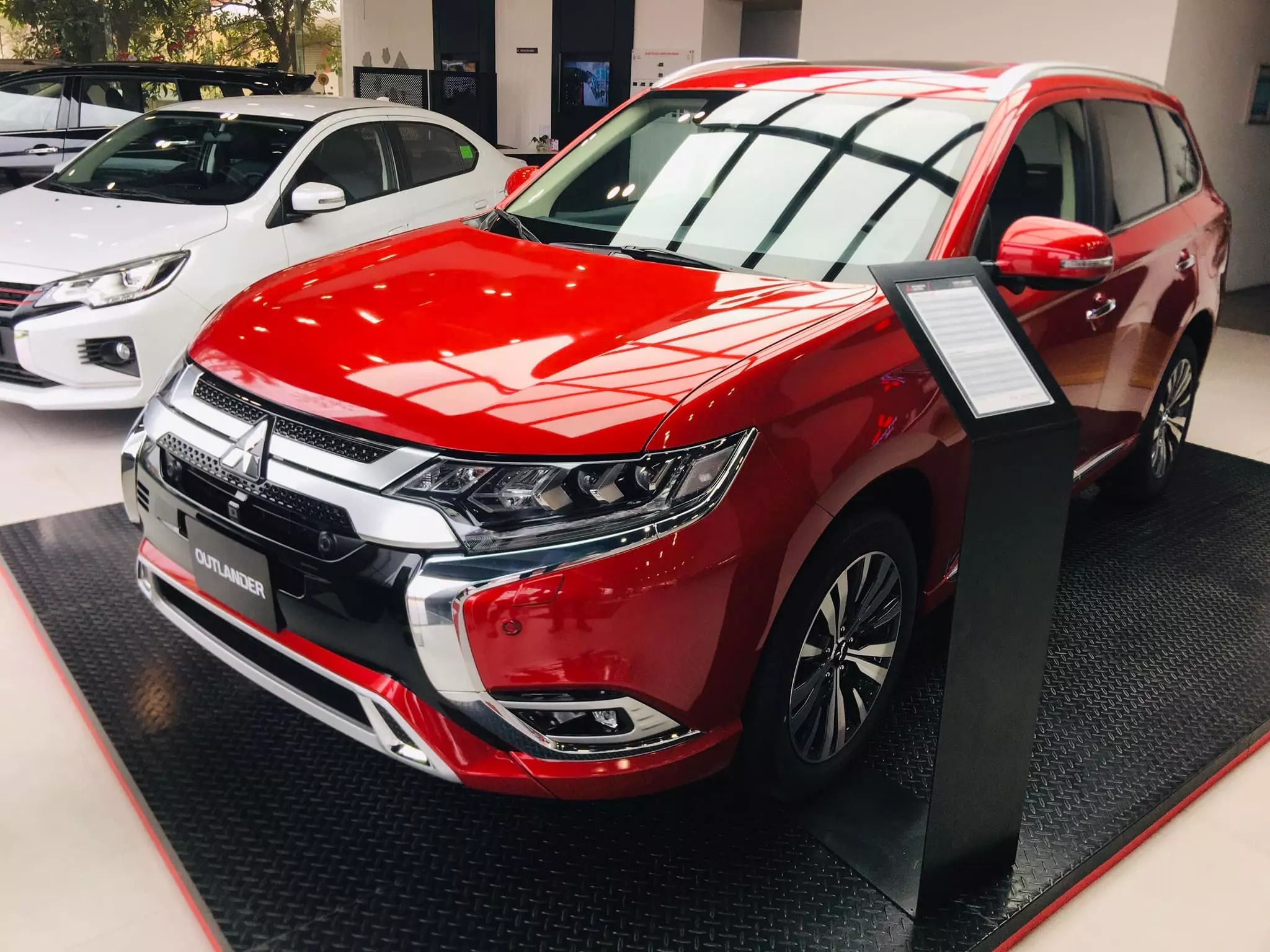 Mitsubishi Outlander 2022 được nâng cấp đôi chút về ngoại thất và trang bị để cạnh tranh cùng các xe trong phân khúc như Honda CR-V, Mazda CX-5 hay Hyundai Tucson.