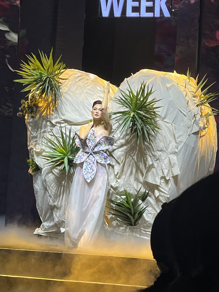 Hóa thân thành một đóa hoa trong viên ngọc sáng, mỹ nhân Tuyết nhiệt đới đã lột tả được hết vẻ đẹp thanh thoát của mình bất chấp cam thường từ 