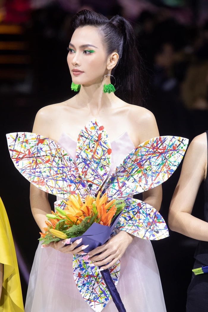 Không kém cạnh Thanh Hằng, siêu mẫu Anh Thư cũng góp mặt với vai trò vedette trong BST của NTK Hoàng Quyên. Gương mặt xinh đẹp vốn có kết hợp cùng bộ váy dài mỏng trước ngực tô điểm thêm phần hoa đầy màu sắc tạo nên vẻ đẹp nữ tính và gợi cảm cho nữ người mẫu.