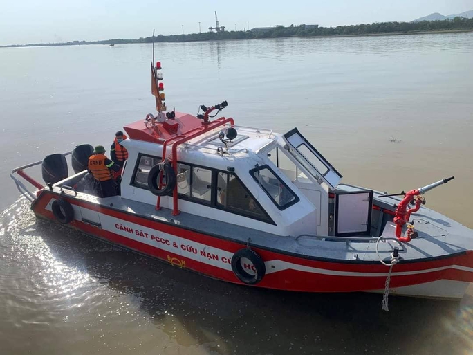 Lực lượng chức năng đang tìm kiếm tung tích nạn nhân sáng ngày 30-5 - Ảnh: Công an cung cấp