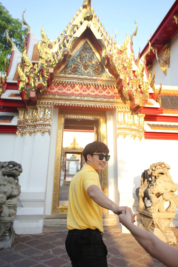 Đình Tú đăng tải khoảnh khắc cười rạng rỡ khi nắm tay một nhân vật nào đó. 