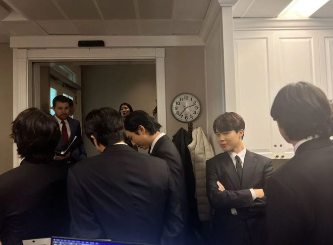 Khi lên phát biểu nghiêm túc bao nhiêu thì khi vào hậu trường, BTS lại nhắng nhít, vui vẻ cười đùa bấy nhiêu