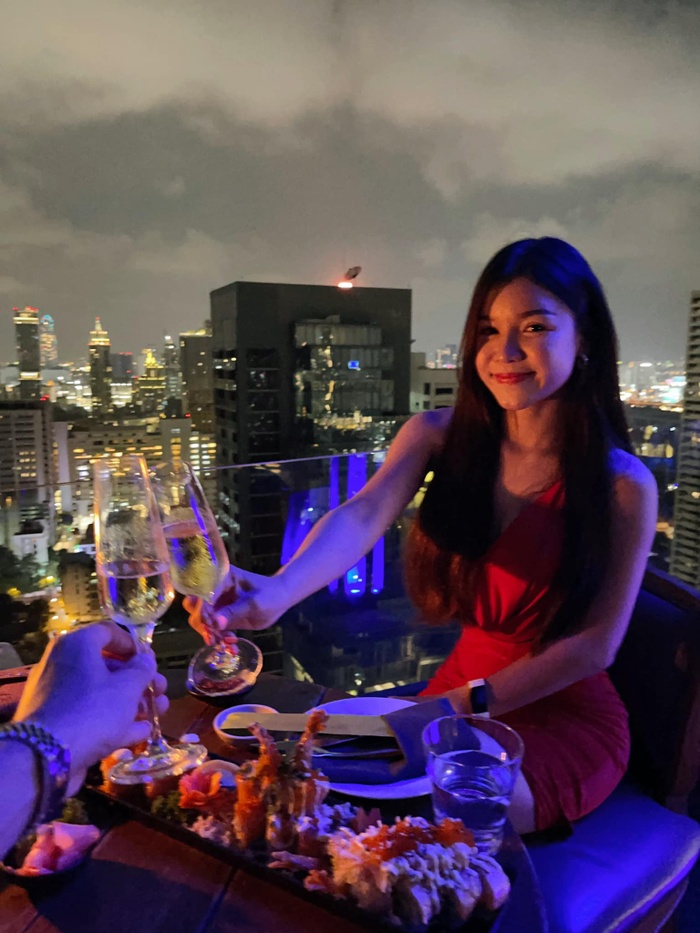 Dù chưa bao giờ công khai tình yêu nhưng chuyện tình của Yến Xuân và Đặng Văn Lâm thực sự rất đẹp. Yến Xuân luôn cư xử đúng mực và thầm lặng trong cuộc sống, hầu như không có bất cứ thông tin gì liên quan đến bạn trai được cô gái xinh đẹp này đăng tải trên mạng xã hội.