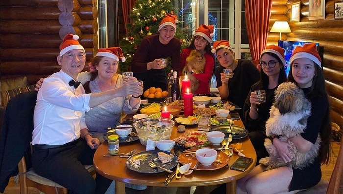 Yến Xuân đón giáng sinh cùng gia đình thủ môn Đặng Văn Lâm. Có thể thấy Yến Xuân rất được bố mẹ của thủ môn Đặng Văn Lâm yêu quý.