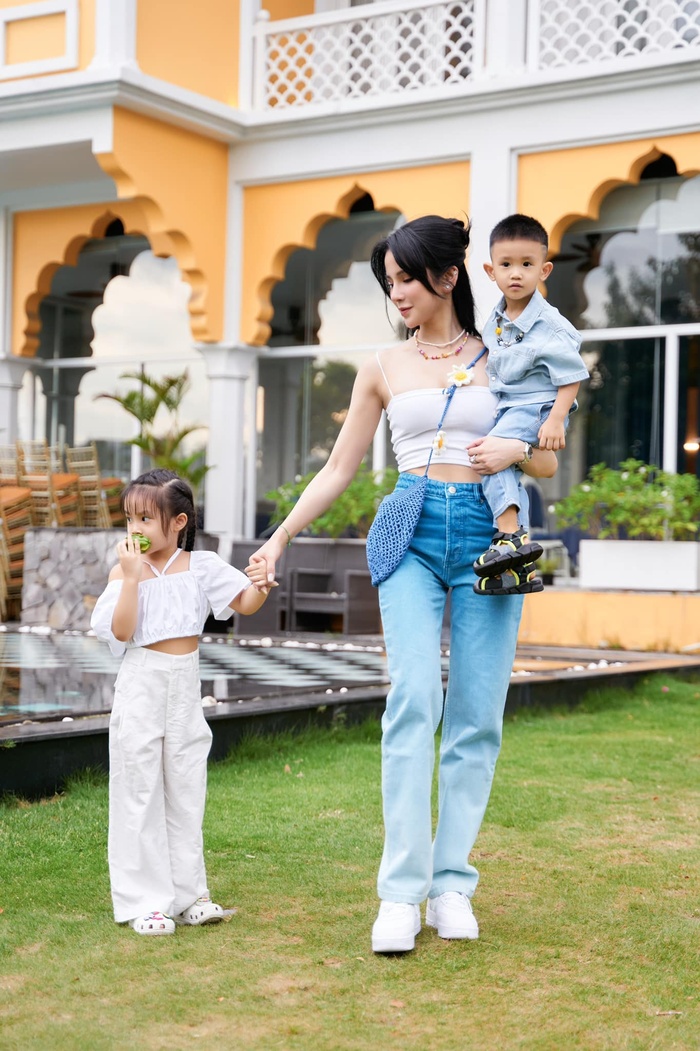 Sau khi chia tay với chồng thiếu gia, Diệp Lâm Anh tập trung vào công việc và dành phần lớn thời gian cho hai nhóc tỳ.