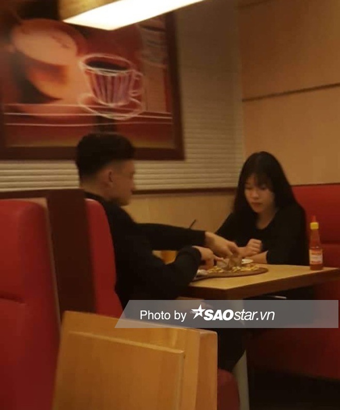 Thủ môn Đặng Văn Lâm và bạn gái dùng bữa tối. Hôm đó, anh còn lãng mạn đút thức ăn cho bạn gái.