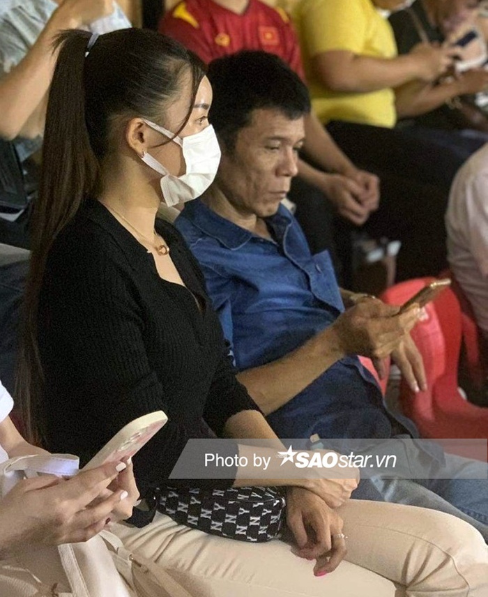 Tối 1/6, Yến Xuân cũng xuất hiện ở sân Thống Nhất để cổ vũ cho thủ môn Đặng Văn Lâm. Nàng WAGs ăn mặc kín đáo và lặng lẽ ủng hộ bạn trai, giống như sự thầm lặng trong suốt 4 năm qua. 