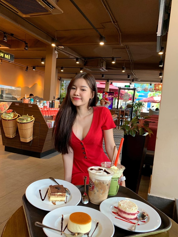 Suốt bốn năm yêu nhau, Yến Xuân và Đặng Văn Lâm có nhiều lần yêu xa. Văn Lâm thi đấu cho CLB Hải Phòng, sau đó sang Thái Lan và Nhật Bản chơi bóng. Nhưng Yến Xuân chưa bao giờ có một lời than vãn gì, thậm chí cô gái xinh đẹp này còn nhiều lần xa quê để hỗ trợ cho bạn trai phát triển sự nghiệp. Đây chính là điều đáng ngưỡng mộ ở Yến Xuân, khi không chỉ yêu xa mà còn luôn vun đắp tình yêu bền vững.