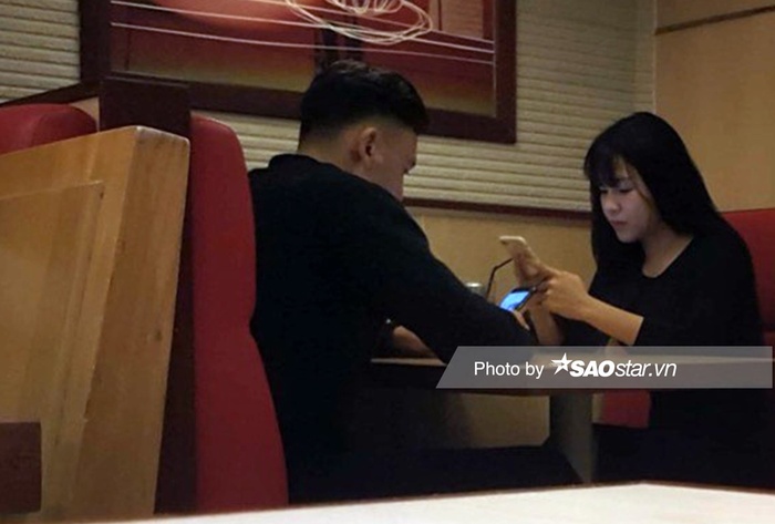 Tháng 11 năm 2018, Saostar bắt gặp thủ môn Đặng Văn Lâm và Yến Xuân hẹn hò ở một quán ăn tại Hà Nội.