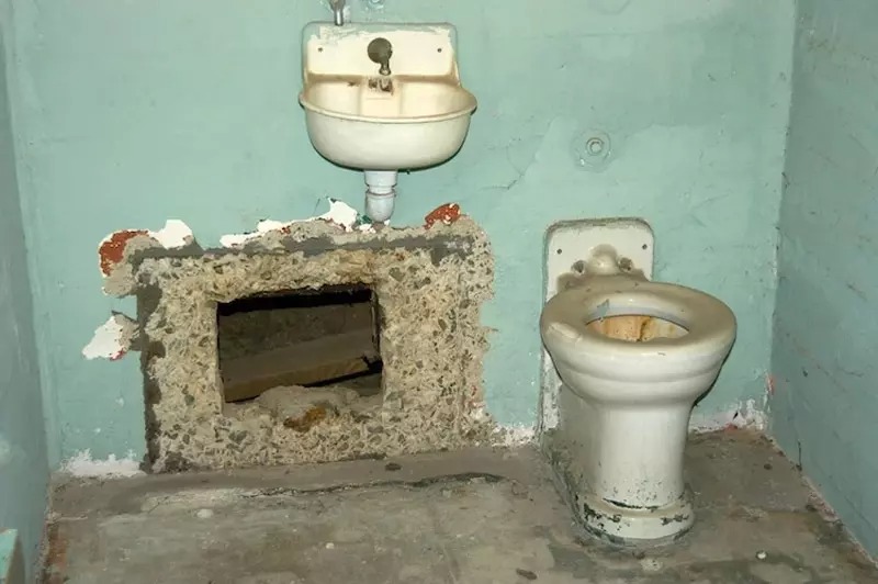 Một buồng giam ở nhà tù Alcatraz bị tù nhân khoét lỗ thoát năm 1962. Ảnh: Word Press