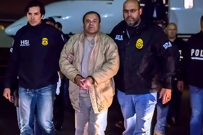 Joaquín “El Chapo” Guzmán (giữa) trong quá trình bị bắt giam ở Mỹ tháng 1/2017. Ảnh: Wikimedia Commons