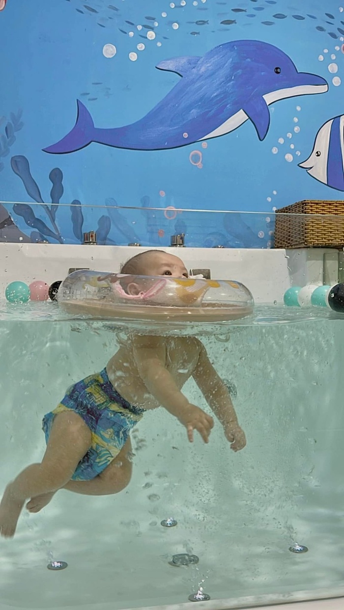 Mẹ bỉm chú trọng dạy cho con những kĩ năng sống từ nhỏ như bơi lội.