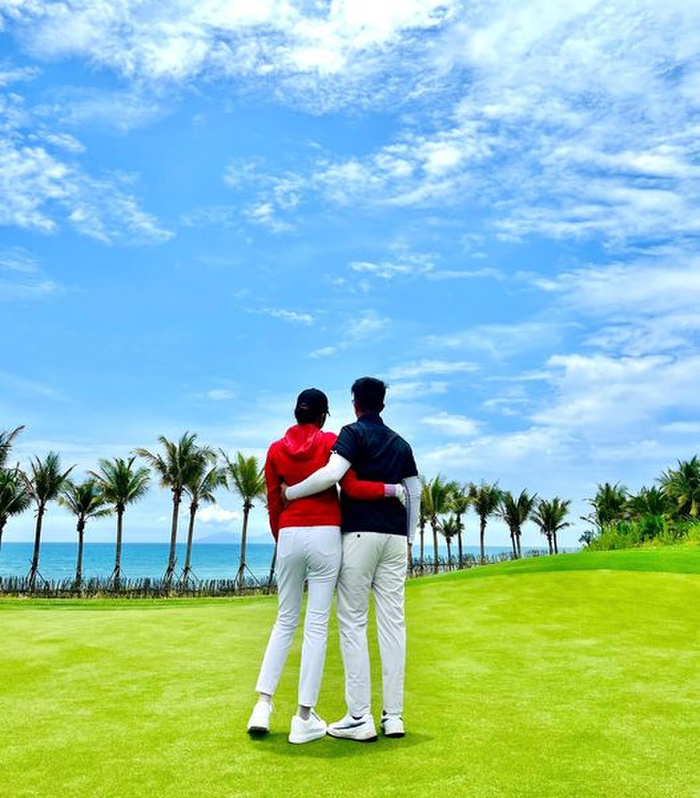 Vào đầu tháng 5, dù Matt Liu không khoe ảnh trực diện nhưng nhiều người hâm mộ đã nhận ra người kề cạnh nam CEO chính là Hương Giang