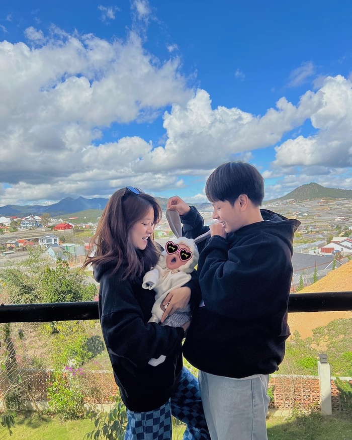 Nhóc tỳ thường xuyên được bố mẹ cho đi chơi.