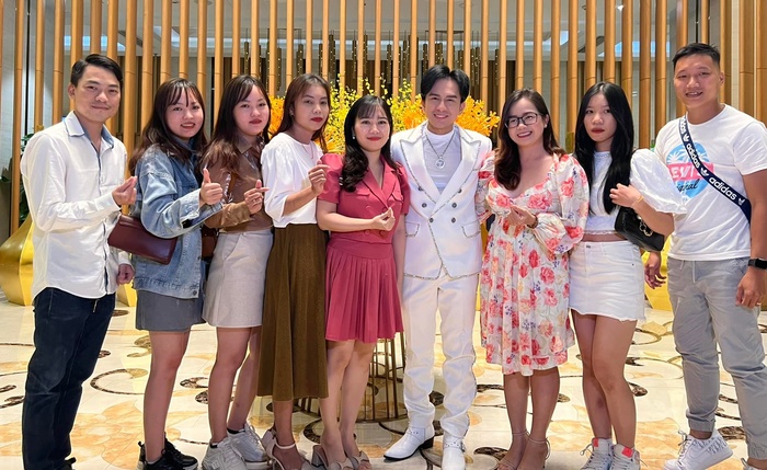 Nam ca sĩ vui vẻ giao lưu với người hâm mộ sau khi hoàn thành phần trình diễn tại một sân khấu cách đây không lâu