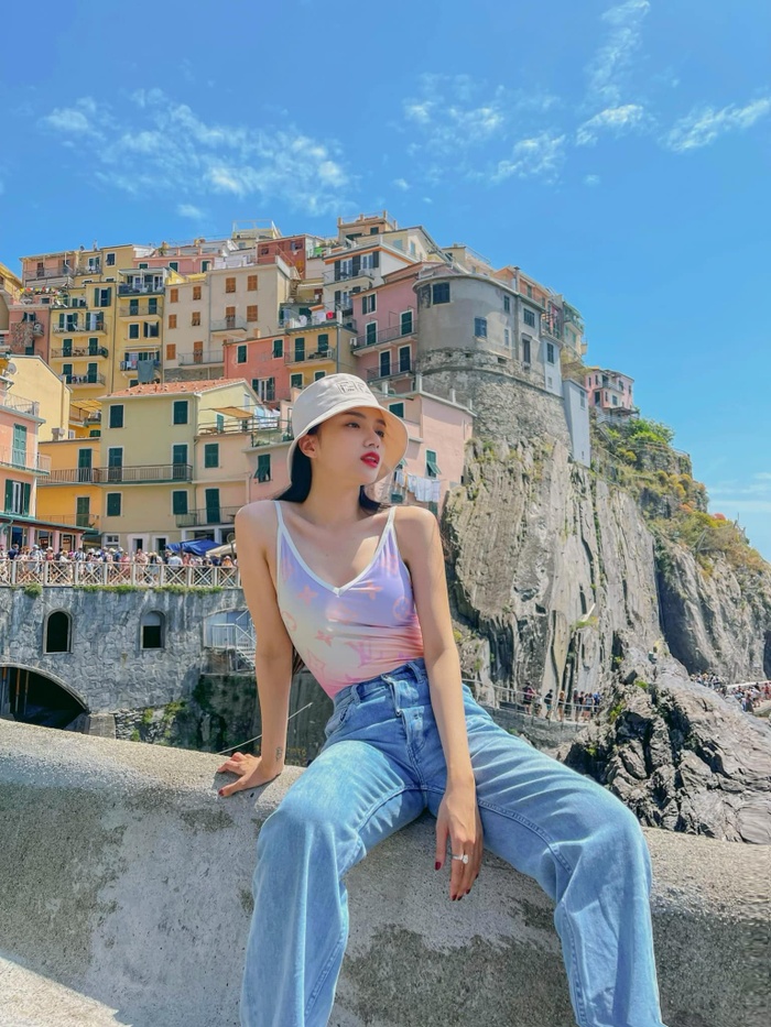 Cô nàng vô cùng hào hứng với những chuyến đi không ngừng nghỉ ở khắp nơi