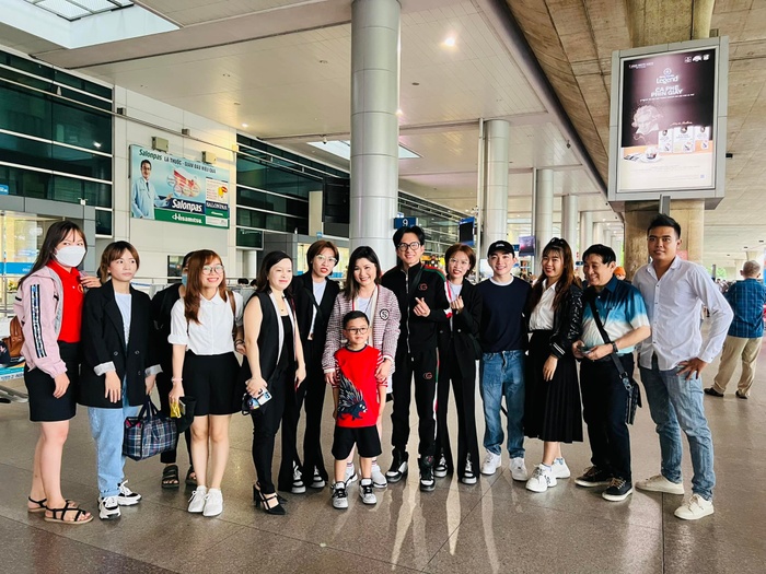 Doanh nhân Thủy Tiên và quý tử Thiên Từ cùng Đan Trường trở về nước trong ngày 27/5 vừa qua