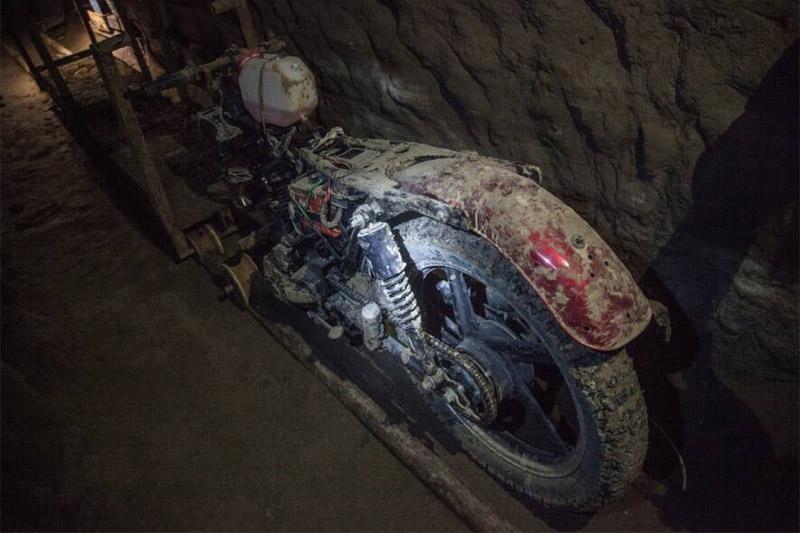 Đường hầm và chiếc môtô mà El Chapo đã dùng để tẩu thoát khỏi nhà tù Altiplano năm 2015. Ảnh: Anadolu
