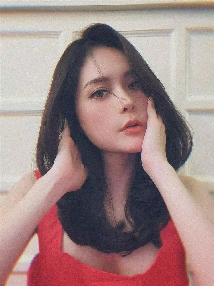 Đoàn Di Băng được nhận xét trẻ ra 10 tuổi khi đổi sang tóc mới. Cô chọn kiểu tóc layer cụp nhẹ và vẫn nhuộm tông màu trầm như mọi khi