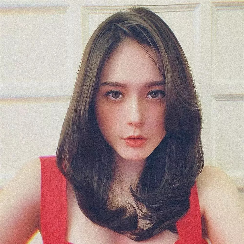 Thực chất không phải Di Băng mới can thiệp thẩm mỹ gì mà do thói quen dùng app bóp mặt đến biến dạng khiến gương mặt bé bằng nắm tay trông khá kỳ quặc.