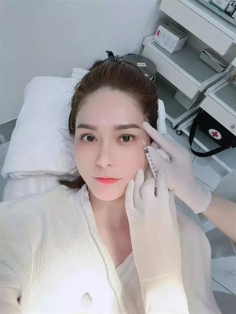 Mới đầu năm nay, doanh nhân ở nhà 200 tỷ khiến nhiều người ngỡ ngàng khi công khai cảnh đang cắm kim tiêm vào mặt. Đoàn Di Băng quyết định đi tiêm tinh chất thư giãn cơ để xóa nếp nhăn cấp tốc.