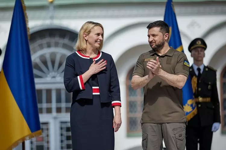 Đại sứ Mỹ tại Ukraine Bridget Brink và Tổng thống Volodymyr Zelensky. Ảnh: Twitter/@USAmbKyiv