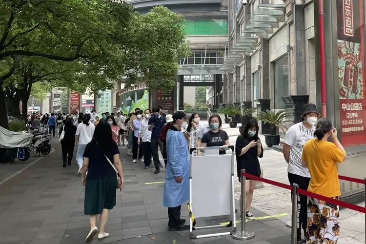 Người dân Thượng Hải xếp hàng chờ xét nghiệm. Ảnh: Sina