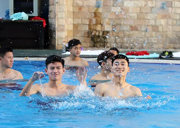 Nhâm Mạnh Dũng thoải mái vui đùa, nghịch nước cùng Phan Tuấn Tài. Tại trận gặp Thái Lan ở bảng C Giải U23 châu Á 2022, Tuấn Tài đã có màn trình diễn xuất sắc khi là người mở tỉ số cho U23 Việt Nam ở ngay giây 17 của trận đấu.