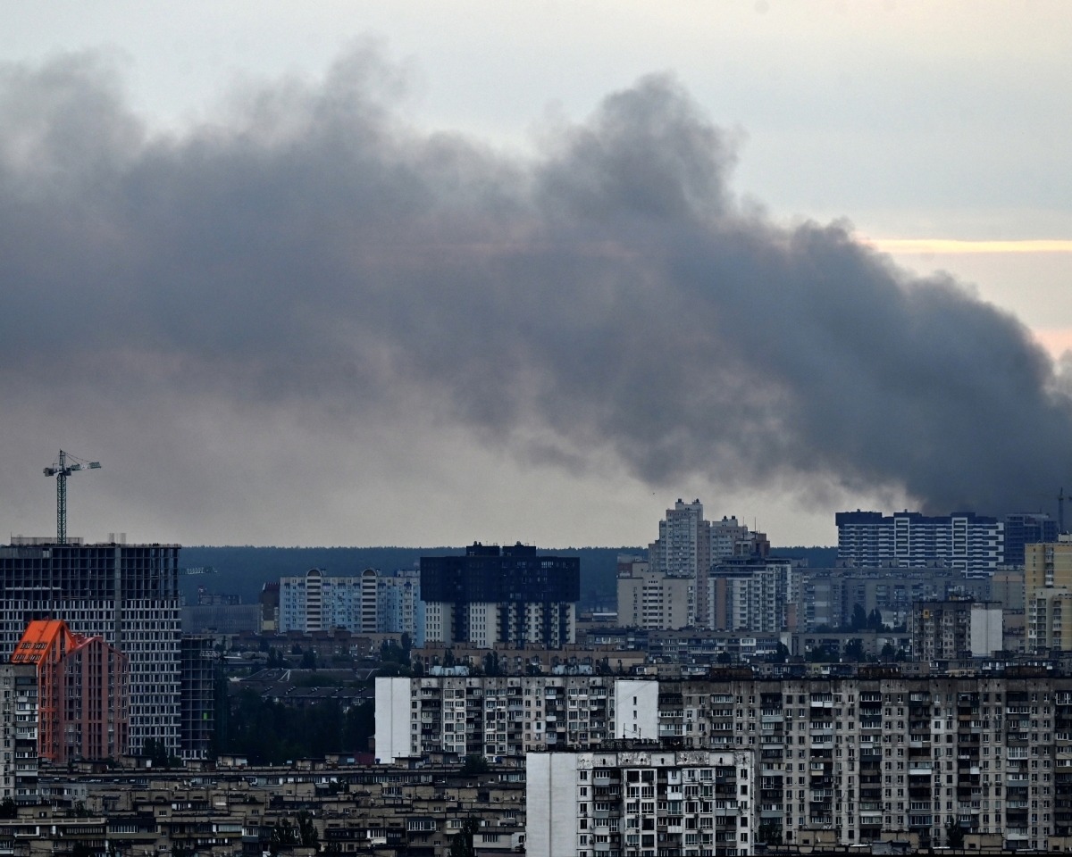 Khói bốc lên tại thủ đô Kiev sau đòn không kích của Nga hôm 5/6. Ảnh: Reuters