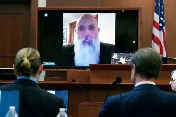 Travis McGivern, cựu nhân viên bảo vệ của Depp ra tòa làm chứng.