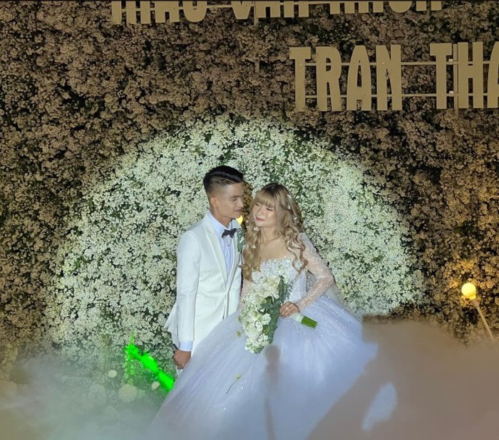 Tối 5/6, Mạc Văn Khoa và Vy Pumpe tiếp tục tổ chức tiệc cưới hoành tráng tại khách sạn nổi tiếng ở thành phố Hồ Chí Minh.