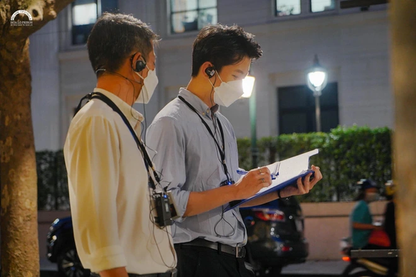 Ngay sau đó, danh tính chàng hướng dẫn viên tour đêm nhà tù Hoả Lò đã được tìm ra, đó là Lê Thanh Tùng (sinh năm 1996, đến từ Lào Cai). Trước khi trở thành nhân viên của tour 