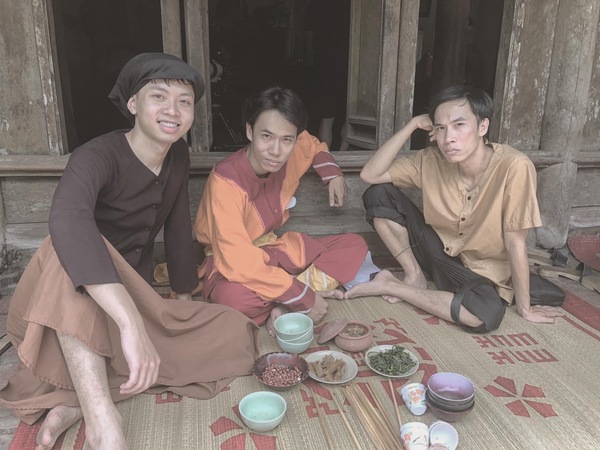 Mái tóc hơi rối lãng tử cùng ánh mắt chăm chú và nghiêm túc khi làm việc của Thanh Tùng nhanh chóng 