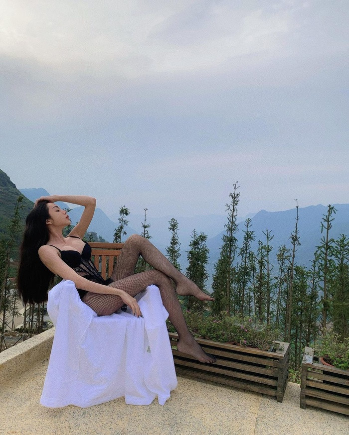 Sau các màn biến hoá thành thôn nữ hay công chúa, người đẹp chuyển giới Lương Mỹ Kỳ tiếp tục hở bạo giữa rừng núi với bộ nội y lưới tôn vòng 1 đến 