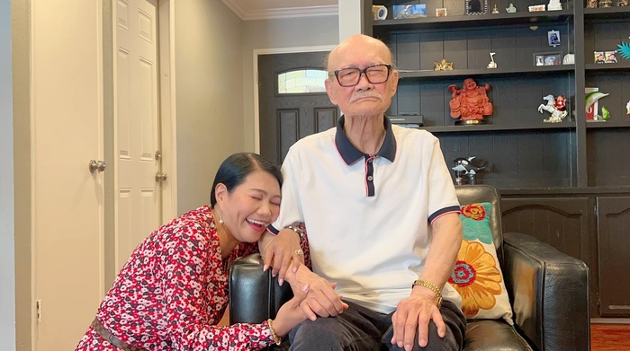 Nghệ sĩ cải lương Ngọc Huyền bên NSND Diệp Lang