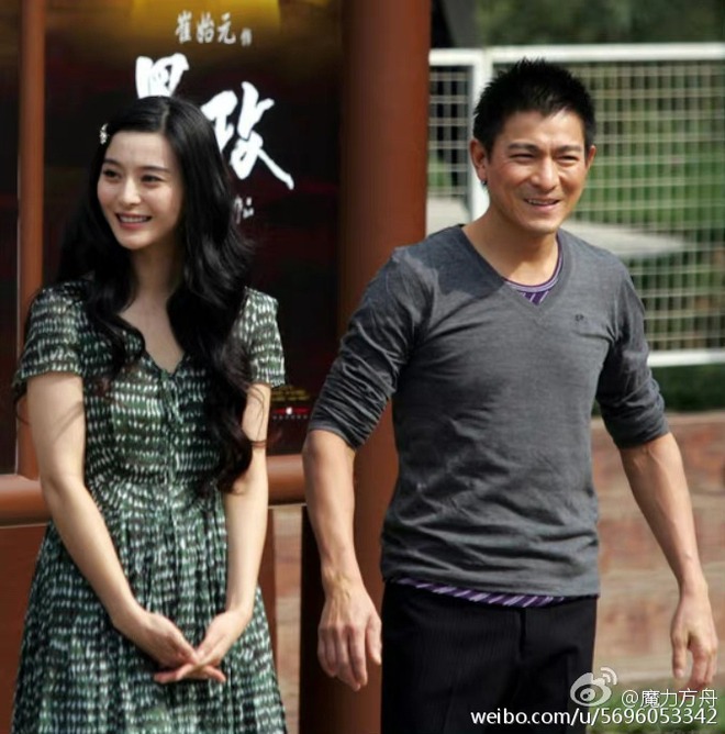 Làn da trắng sứ khiến nhan sắc của nữ thần họ Phạm trở nên nổi bật hơn khi sánh vai bên hai tài tử nổi tiếng Lưu Đức Hoa, Ngô Kỳ Long