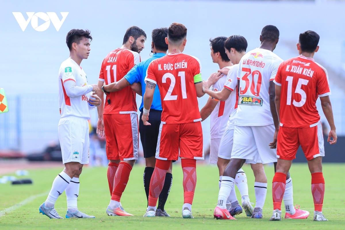 Các cầu thủ đôi bên phải ngăn cản 