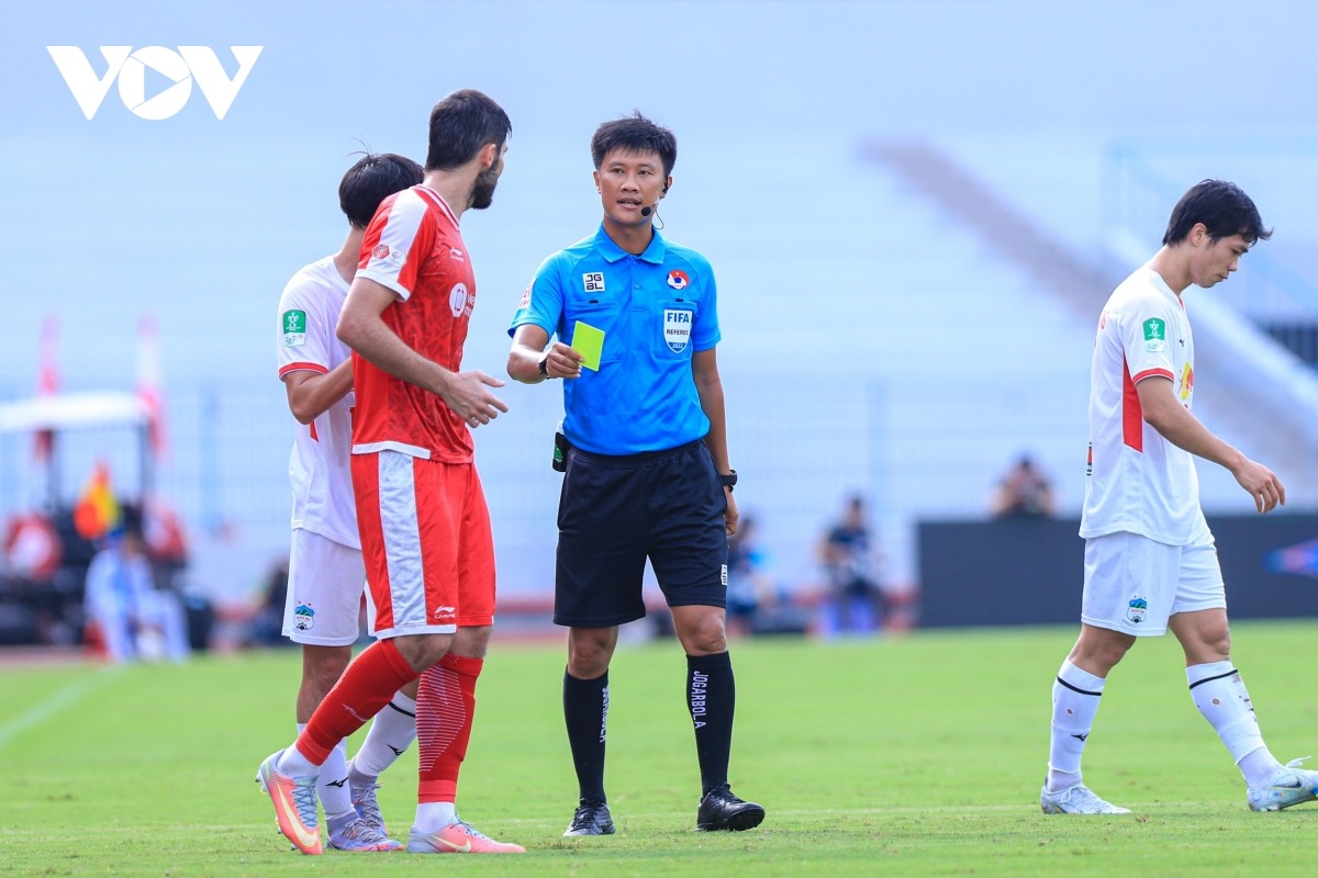 Trọng tài sau đó đã rút thẻ vàng cảnh cáo Jaha. 