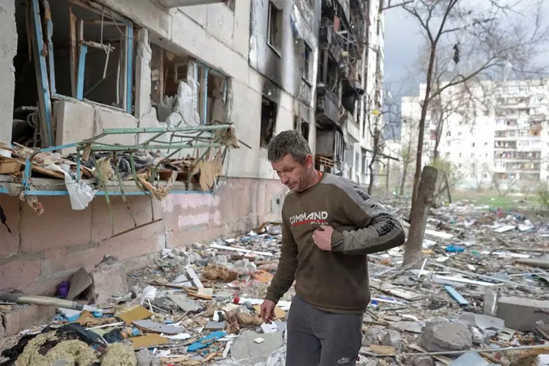 Một người dân địa phương đang đứng trước đống đổ nát của một tòa chung cư bị tàn phá trong giao tranh ở thành phố Sievierodonetsk thuộc tỉnh Luhansk, vùng Donbass, miền đông Ukraine. Ảnh: Reuters